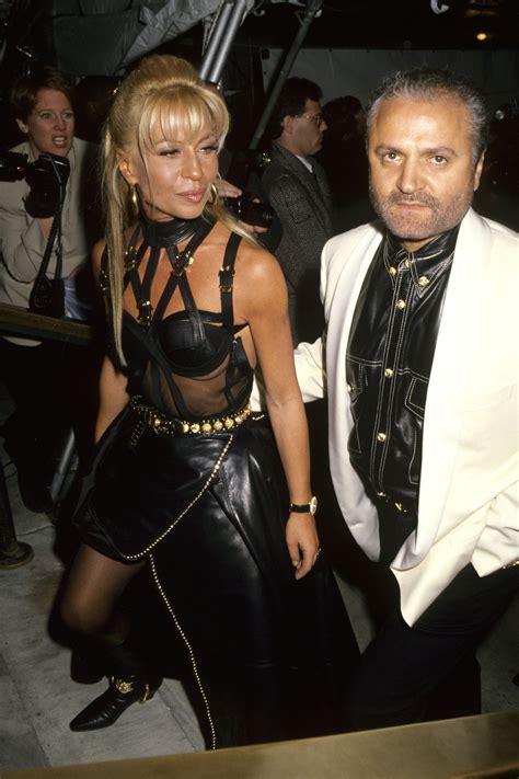 abito versace pappagalli|Versace: da Gianni a Donatella in 10 (splendide) foto d’archivio.